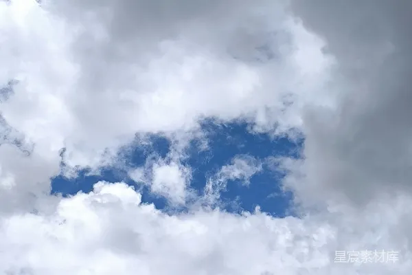 高清摄影 一盏路灯，背景是多云的天空。