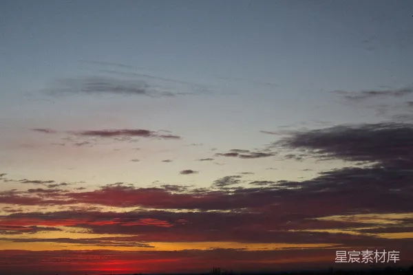 高清摄影 夕阳时分，云彩呈现鲜艳的红色和橙色。