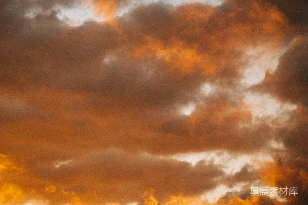 高清摄影 一架飞机在夕阳映照的云层中飞行。