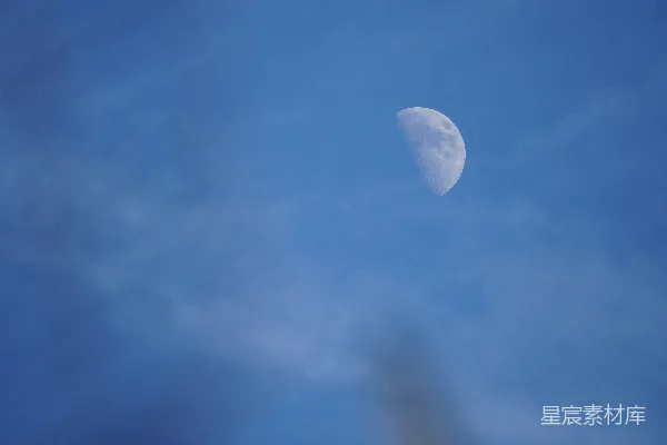 高清摄影 蓝天下满月