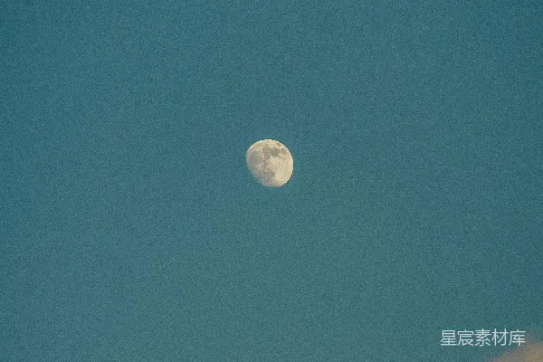 高清摄影 一轮明月挂在天际