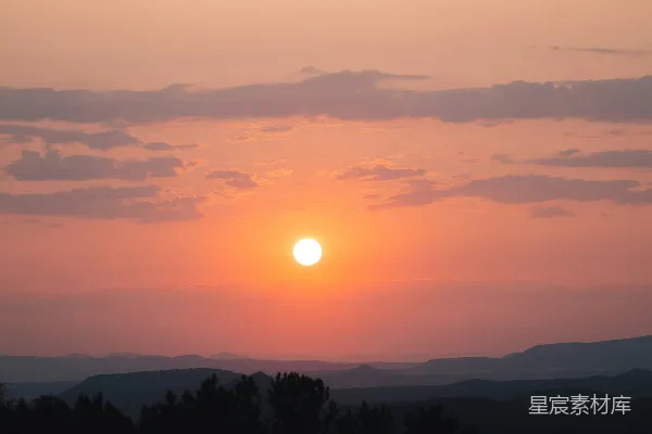 高清摄影 夕阳正落在山脉之上。