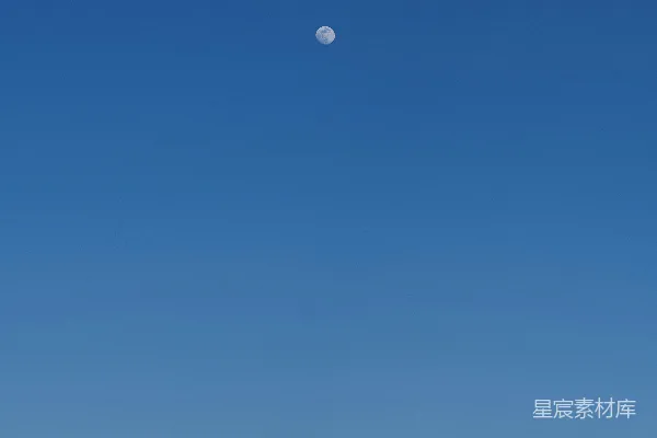 高清摄影 一架飞机在空中飞行，背景中有月亮。