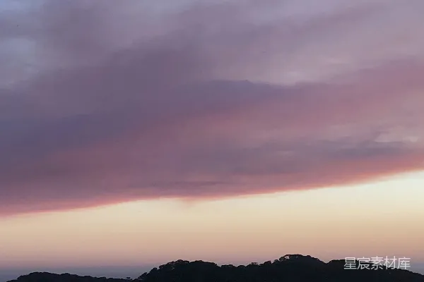 高清摄影 一架飞在空中的飞机，背景是山。