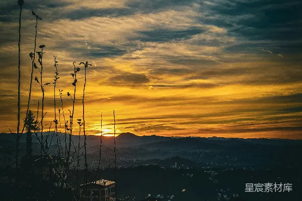高清摄影 太阳正落在这座城市和山丘之上。