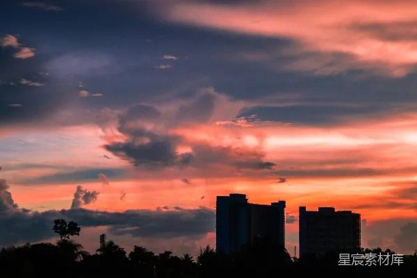 高清摄影 夕阳西下，云层与建筑物在背景中映衬。