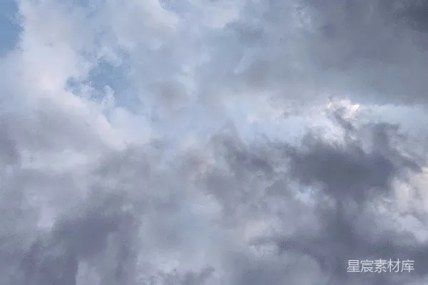 高清摄影 阴云密布的天空，光线柔和