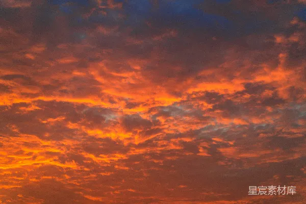 高清摄影 夕阳下，炽热的橙色云彩布满了天空。