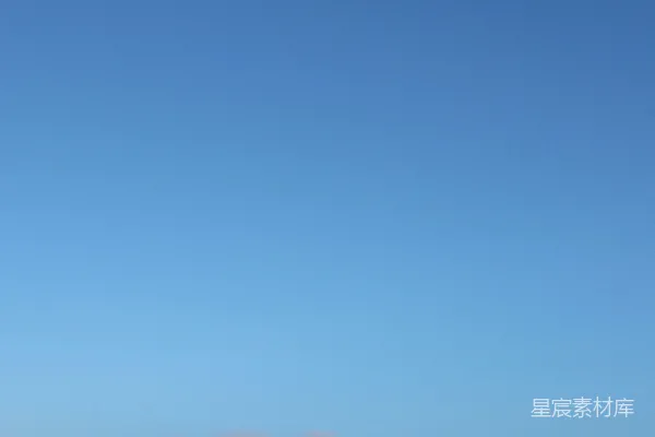 高清摄影 几个人走过覆盖着雪的田野。