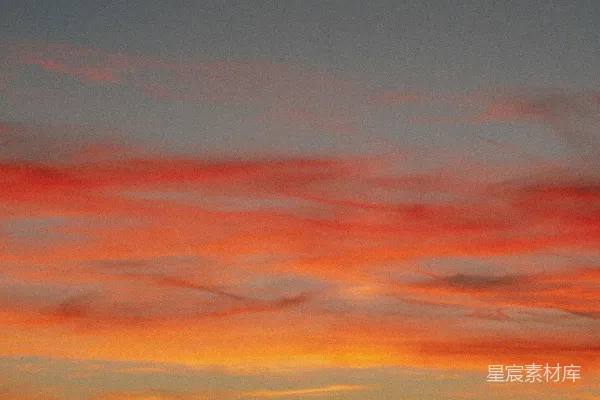 高清摄影 绚丽的夕阳云彩笼罩着黑暗的地平线。