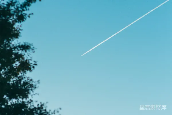 高清摄影 一架飞机在天空中高飞