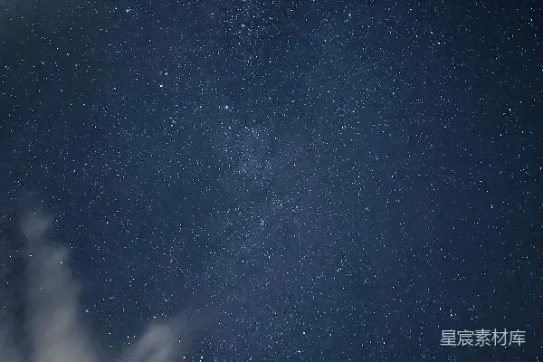 高清摄影 夜晚的星空，点缀着星星和云彩