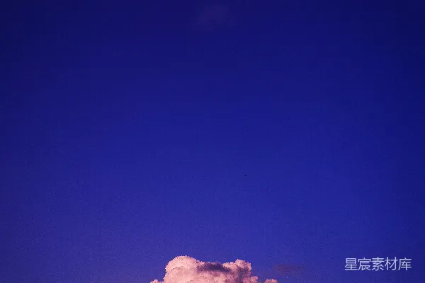 高清摄影 天空中有一片大云漂浮在田野上方。