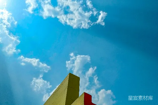 高清摄影 太阳透过云层照亮了建筑物上方。
