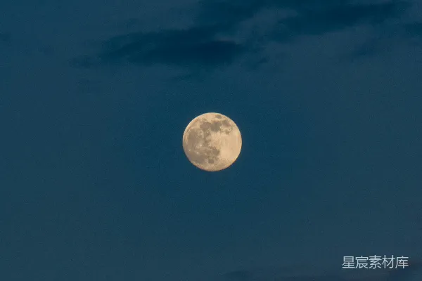高清摄影 夜空中出现一轮满月。