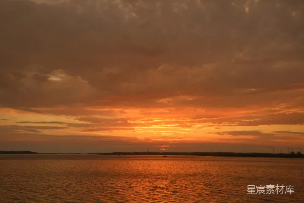 高清摄影 夕阳映照在水面上