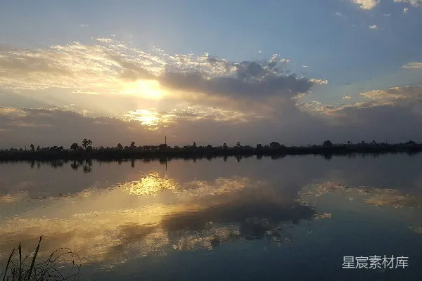 高清摄影 一片广阔水域，背景是天空。