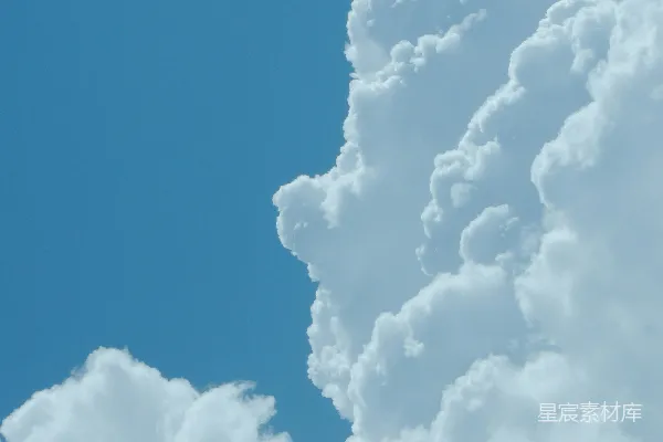高清摄影 一架飞机在云层密布的天空中飞行