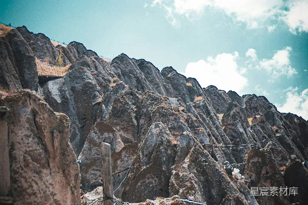 高清摄影 一座巍峨的高山，背景是天空。