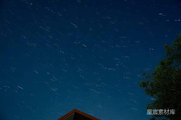 高清摄影 星轨划过夜空。