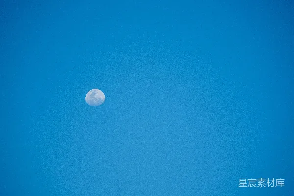 高清摄影 月亮在蓝色的天空中闪耀。