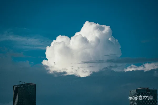 高清摄影 天空中有一朵云漂浮在城市上空