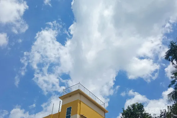 高清摄影 在多云的蓝天下的黄色建筑。