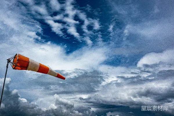 高清摄影 一面橙白相间的旗帜在阴云密布的天空下飘扬。