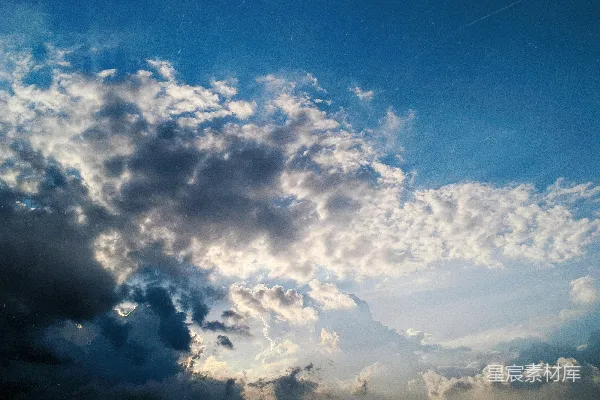高清摄影 一架飞机穿越云层的湛蓝天空