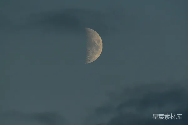 高清摄影 云层中看到一轮弯月。