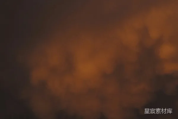 高清摄影 橙色和黑色的云彩在日落时分