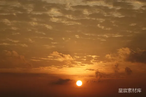 高清摄影 夕阳金辉，天空中飘散着几朵云彩