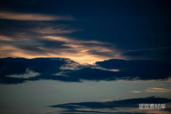 高清摄影 一架飞机在夕阳下穿过云层飞行