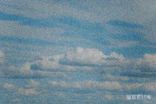 高清摄影 一架飞机在天空中飞行，周围有很多云。