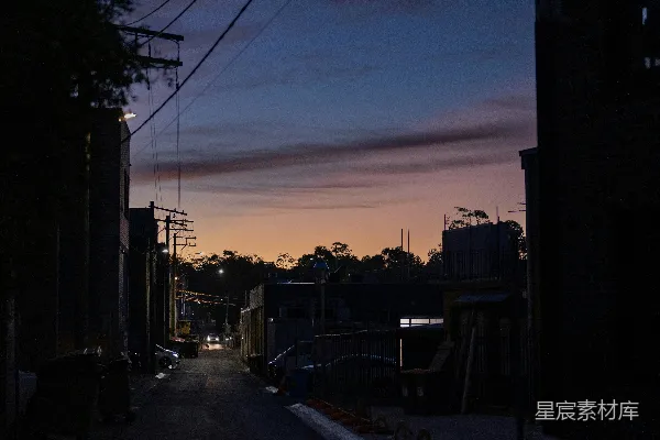 高清摄影 一条昏暗的小巷，有电线和电线杆