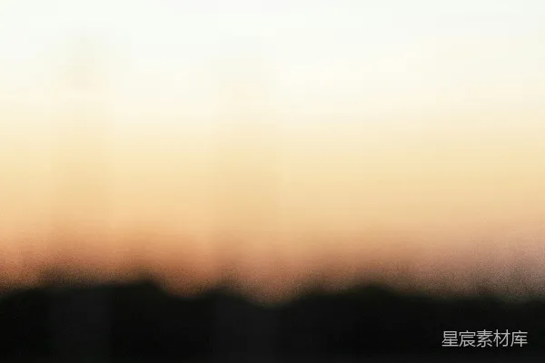 高清摄影 夕阳西下，照耀着绿草如茵的田野