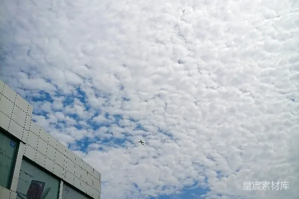 高清摄影 一座建筑物群，上方有云层。