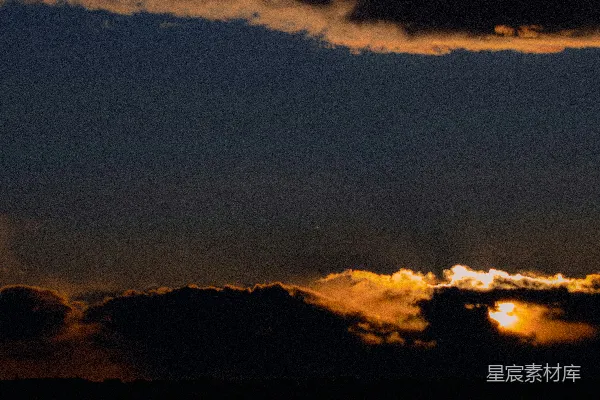 高清摄影 夕阳西下，乌云密布间金色光芒透出。