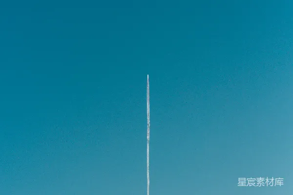 高清摄影 一架飞机在天空中高飞。