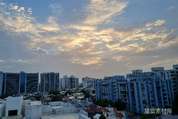 高清摄影 一座城市的景象，天空中云层密布，高楼林立。