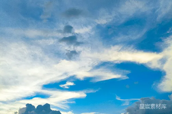 高清摄影 一组建筑物上方有云层