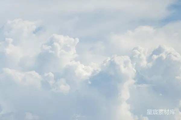 高清摄影 一架飞机在天空中飞行，周围有很多云。