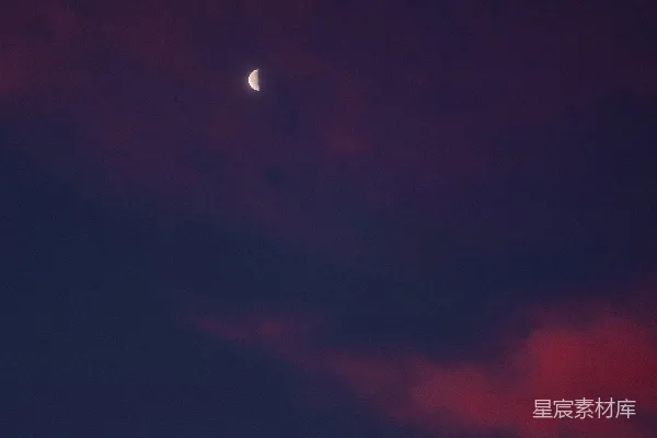 高清摄影 夜晚的云层中可以看到月亮。