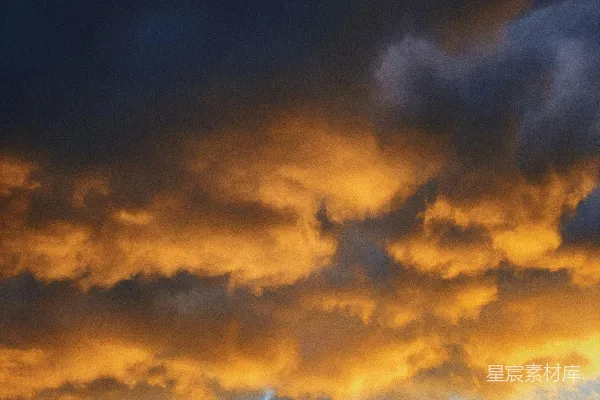 高清摄影 一架飞机在夕阳下穿越多云的天空飞行。