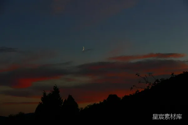 高清摄影 夜晚的天空中，远处的月亮。