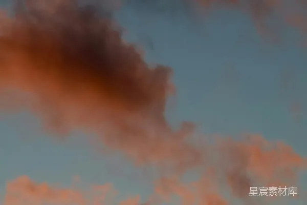 高清摄影 落日时分，蓝天下粉红色的云彩