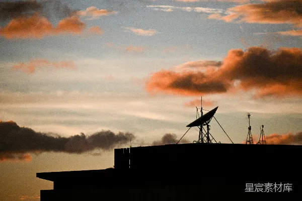 高清摄影 一座大塔，背景中有一轮夕阳。