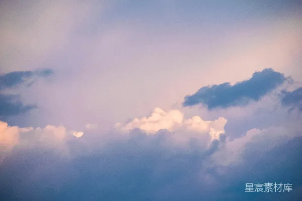 高清摄影 日落或日出时，天空中布满了粉红色的云彩。