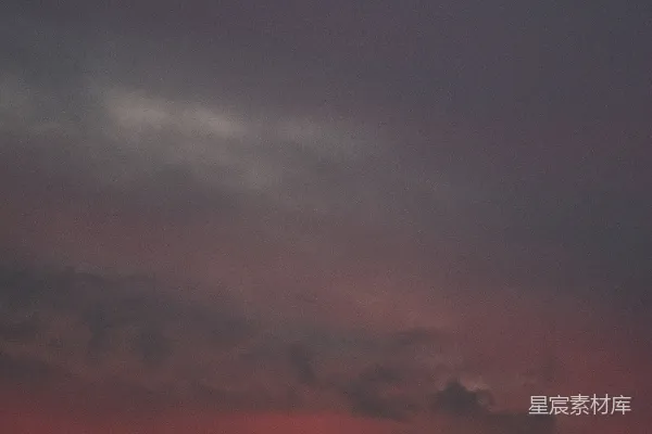 高清摄影 一架飞机在夕阳下飞行。