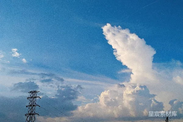 高清摄影 天空中有一大片云彩，悬挂在电线上方。
